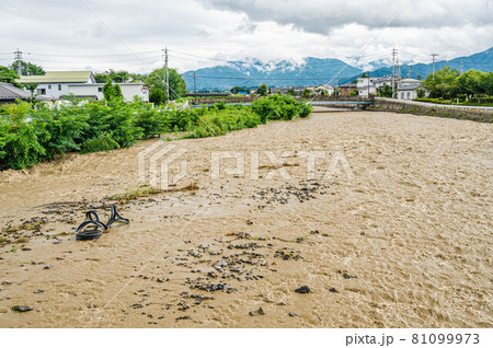 大雨後の鎖川　松本市 81099973