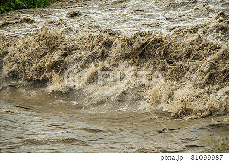 勢いのある濁流 81099987