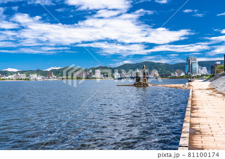 《島根県》宍道湖・袖師地蔵と松江市中心街 81100174