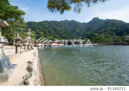 御笠浜辺りから厳島神社を望む＜広島県宮島/8月＞ 81100231