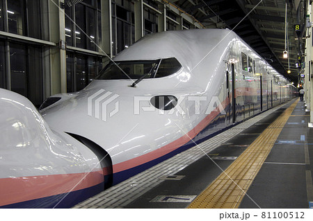 高崎駅で連結作業を行う上越新幹線e4系 Maxとき Maxたにがわの写真素材