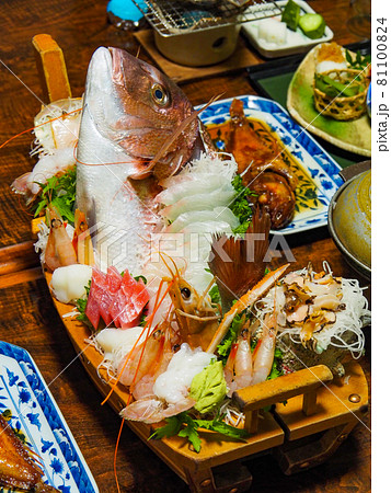 西伊豆名物の豪華な舟盛 81100824