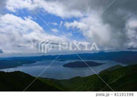 北海道の夏 藻琴山山頂からの屈斜路湖の眺望 北海道の夏 藻琴山山頂からの屈斜路湖の眺望 81101398