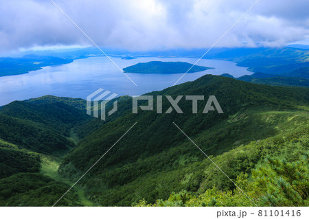 北海道の夏　藻琴山山頂からの屈斜路湖の眺望 81101416