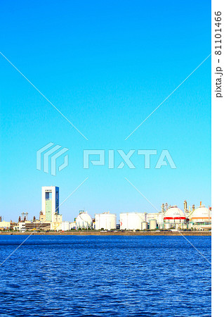 四日市市、四日市港ポートビルとコンビナートの風景 四日市市、四日市港ポートビルとコンビナートの風景 81101466