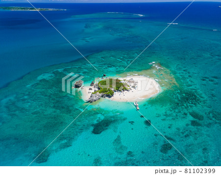 沖縄県コマカ島周辺のリーフを空撮⑩ 沖縄県コマカ島周辺のリーフを空撮⑩ 81102399