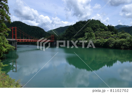 魚梁瀬ダム湖に架かる魚梁瀬大橋 夏 (高知県 北川村 馬路村) 魚梁瀬ダム湖に架かる魚梁瀬大橋 夏 (高知県 北川村 馬路村) 81102702