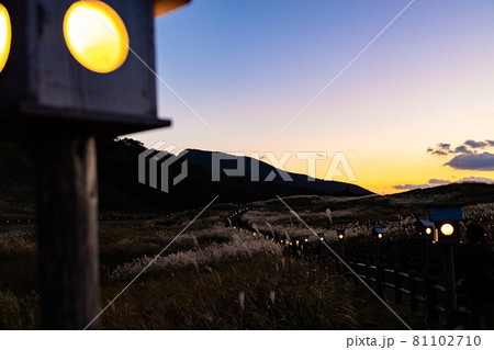 奈良県曽爾村　曽爾高原のススキと灯篭 81102710