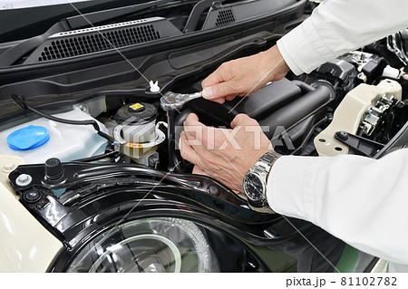 整備中の軽自動車 整備中の軽自動車 81102782