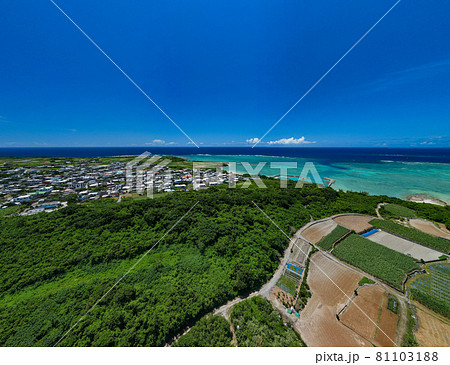 沖縄県の喜屋武集落と青い海を空撮 沖縄県の喜屋武集落と青い海を空撮 81103188
