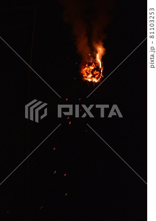 闇に爆ぜる炎（東大寺･二月堂 お水取り／奈良県奈良市雑司町） 81103253