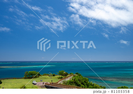 沖縄県知念岬からコマカ島および久高島を撮影⑨ 沖縄県知念岬からコマカ島および久高島を撮影⑨ 81103358
