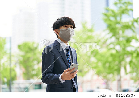 若いビジネスマン スマホ マスク 若いビジネスマン スマホ マスク 81103507