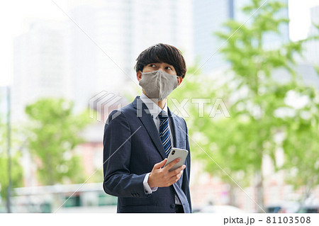 若いビジネスマン　スマホ　マスク 81103508