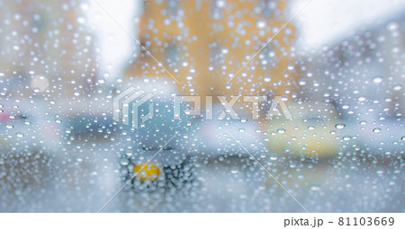 雨に濡れた窓越しの景色 雨に濡れた窓越しの景色 81103669