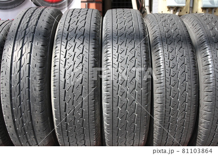 タイヤ店で売られている中古品のタイヤ 81103864