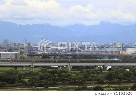 荒川・戸田橋を並走しながら渡る埼京線・東北新幹線(埼玉県戸田市) 荒川・戸田橋を並走しながら渡る埼京線・東北新幹線(埼玉県戸田市) 81103920