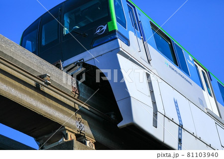 顔どアップのモノレール 81103940