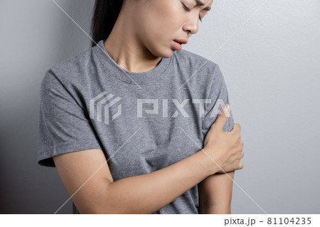 Woman suffering from pain in arm. 81104235