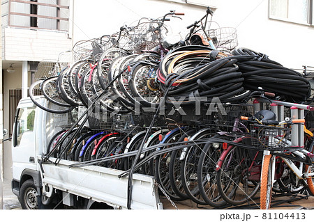 使われなくなった自転車を積んだトラック 使われなくなった自転車を積んだトラック 81104413