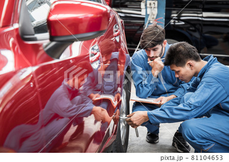 Mechanics are serious about checking the car. 81104653