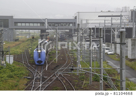 新函館北斗駅を発車する特急北斗(キハ281系車両) 新函館北斗駅を発車する特急北斗(キハ281系車両) 81104668