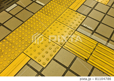 点字ブロックと駅の構内 点字ブロックと駅の構内 81104786