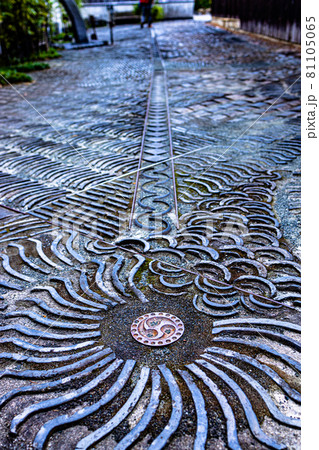 美しい瓦の歩道 81105065