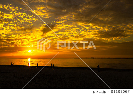 マーブルビーチの夕焼けと雲 81105067