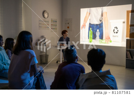 Schoolchildren watching video about recycling plastic bottles 81107581