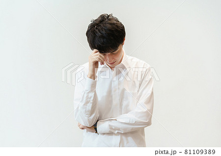 頭痛に悩む男性 81109389