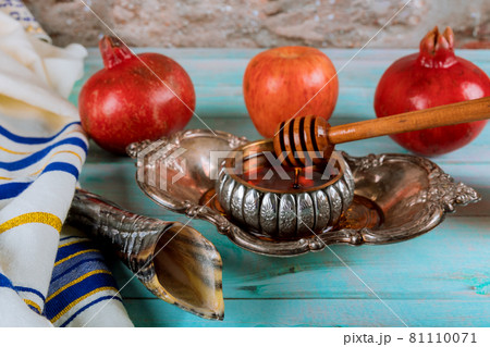 Shofar and tallit with glass honey jar and fresh ripe apples. Jewesh new year symbols. Rosh hashanah 81110071