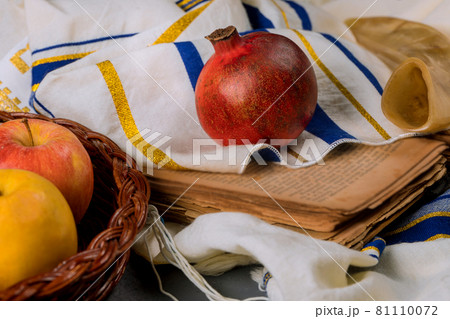 Shofar and tallit with glass honey jar and fresh ripe apples. Jewesh new year symbols. Rosh hashanah 81110072