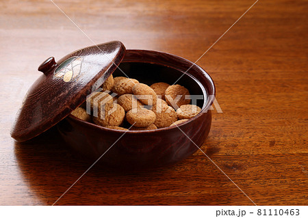 器に入れ木製のテーブルに置かれたマコロン 器に入れ木製のテーブルに置かれたマコロン 81110463