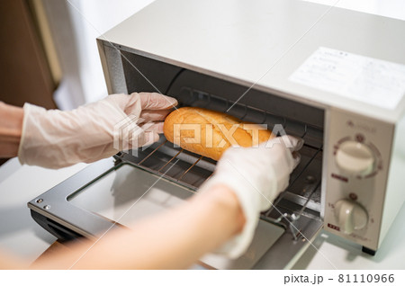 トースターでフランスパンを焼く 81110966