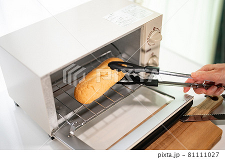 トースターで温めたフランスパンを取り出す 81111027