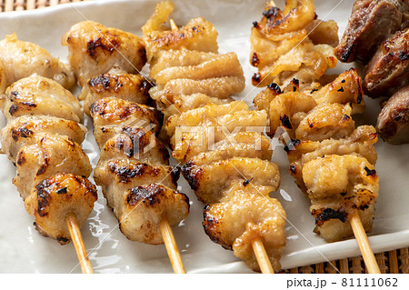 焼き鳥(塩焼き)盛り合わせの、ぼんじりと鶏皮を中心としたアップ。 81111062