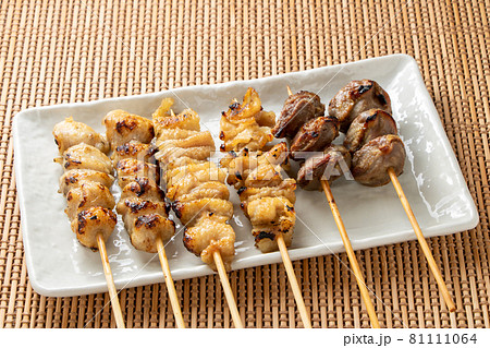 焼き鳥(塩焼き)盛り合わせ。ぼんじり、鶏皮、砂ずり。 焼き鳥(塩焼き)盛り合わせ。ぼんじり、鶏皮、砂ずり。 81111064