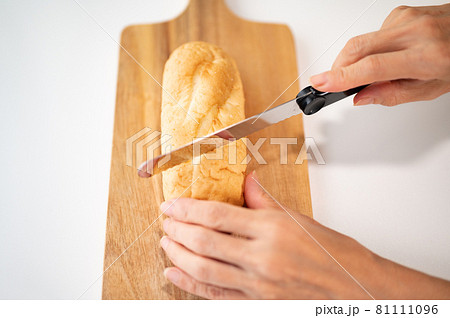 フランスパンをカットする 81111096