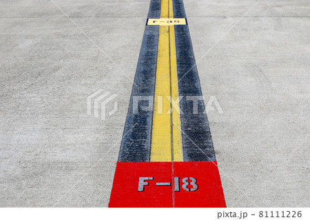 軍事基地の戦闘機の駐機場（岩国基地・山口） 81111226