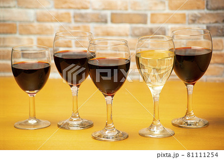 カウンターに並んだワイングラス カウンターに並んだワイングラス 81111254