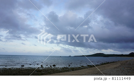どんより曇りの沖縄の空模様とビーチ どんより曇りの沖縄の空模様とビーチ 81111449