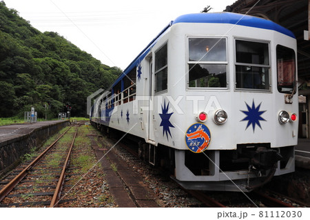 備後落合駅で停車する木次線 奥出雲おろち号 備後落合駅で停車する木次線 奥出雲おろち号 81112030