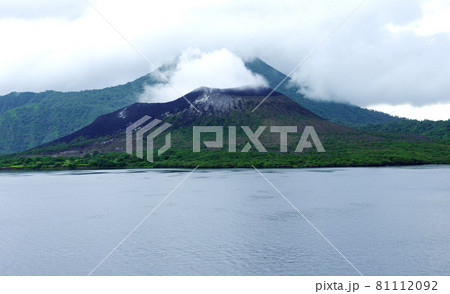 船上から望むラバウルの活火山タブルブル火山の写真素材
