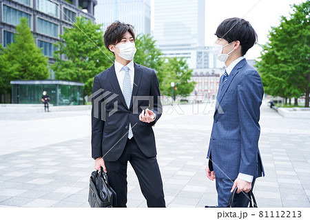 若いビジネスパーソン　マスク　屋外 81112213