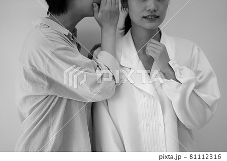 ひそひそ話する女性 81112316