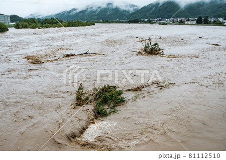 大雨で増水した川 大雨で増水した川 81112510