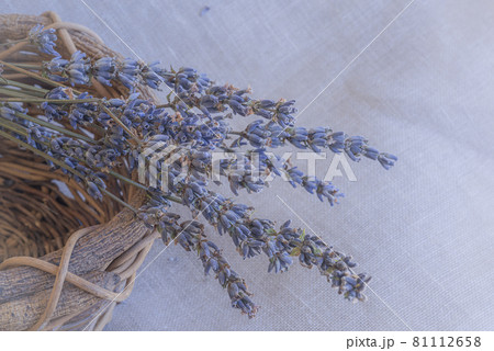 カゴに入れたラベンダーポプリ、カゴとドライラベンダー、ポプリ、 81112658