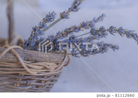 カゴに入れたラベンダーポプリ、カゴとドライラベンダー、ポプリ、 81112660