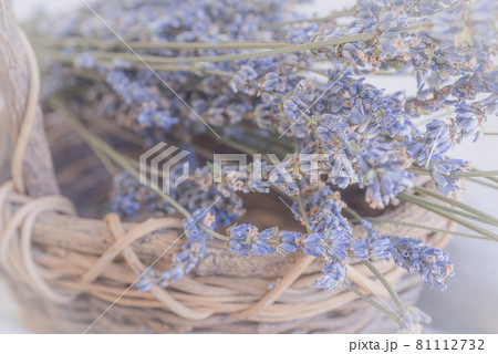 カゴに入れたラベンダーポプリ、カゴとドライラベンダー、ポプリ、 81112732